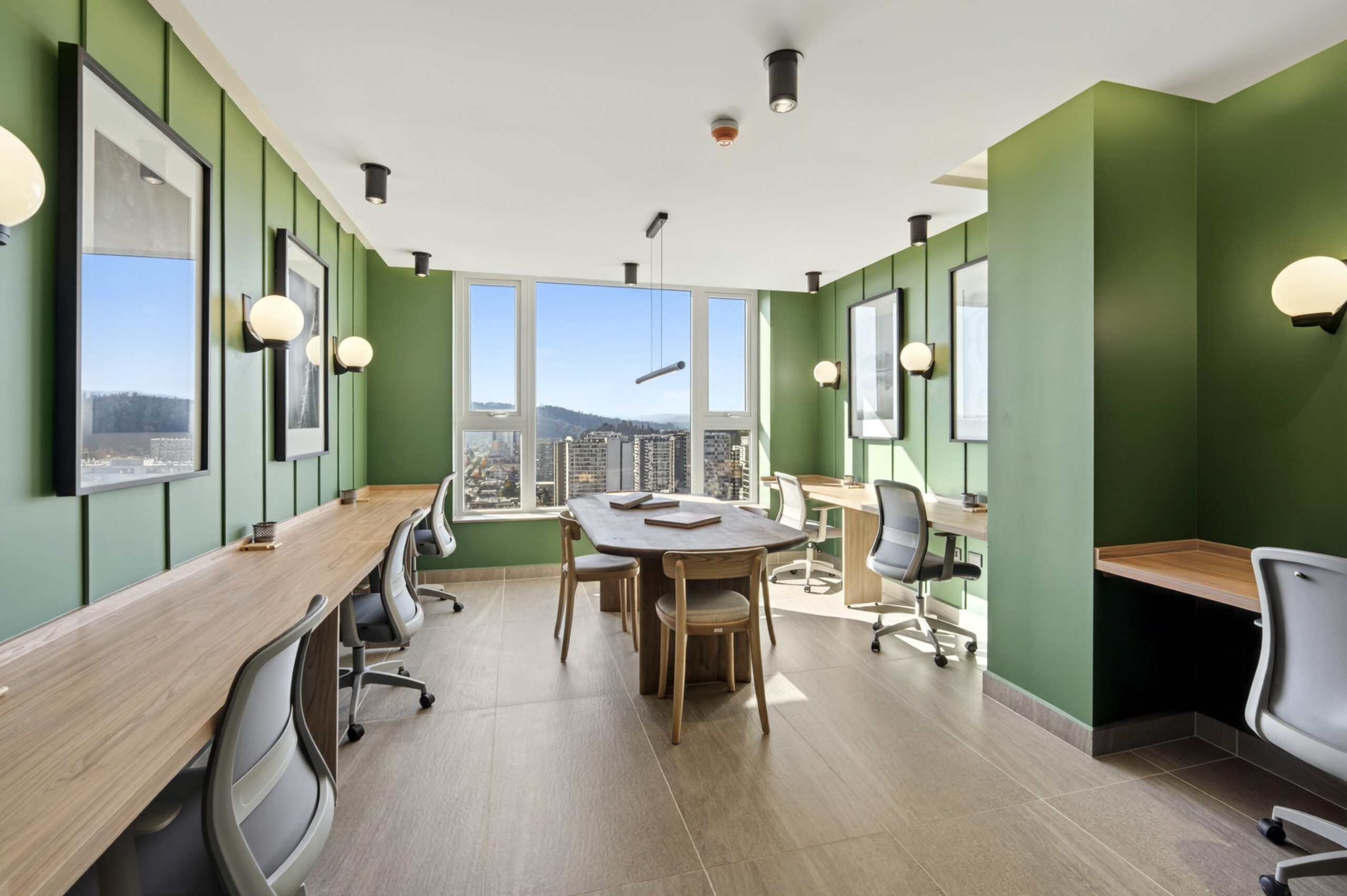 Tu oficina a un paso de casa. Nuestro Cowork está diseñado para potenciar tu productividad, combinando un ambiente de diseño vanguardista con la funcionalidad que necesitas. Olvídate de los desplazamientos y trabaja cómodamente en un entorno luminoso e inspirador.